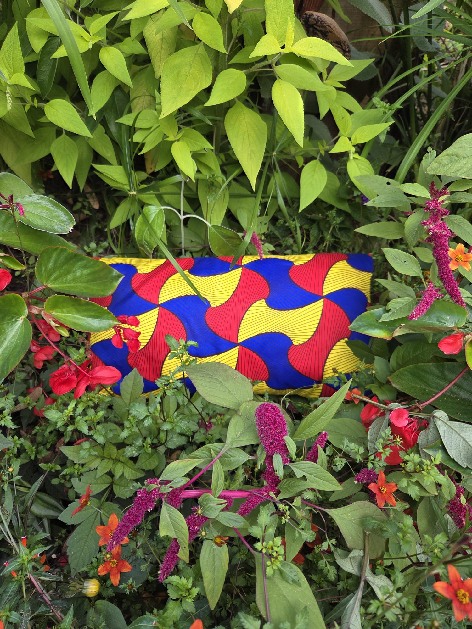 Coussin déco assorti du coffret cadeau AMORIA, en Wax contrasté pour chambre de bébé.