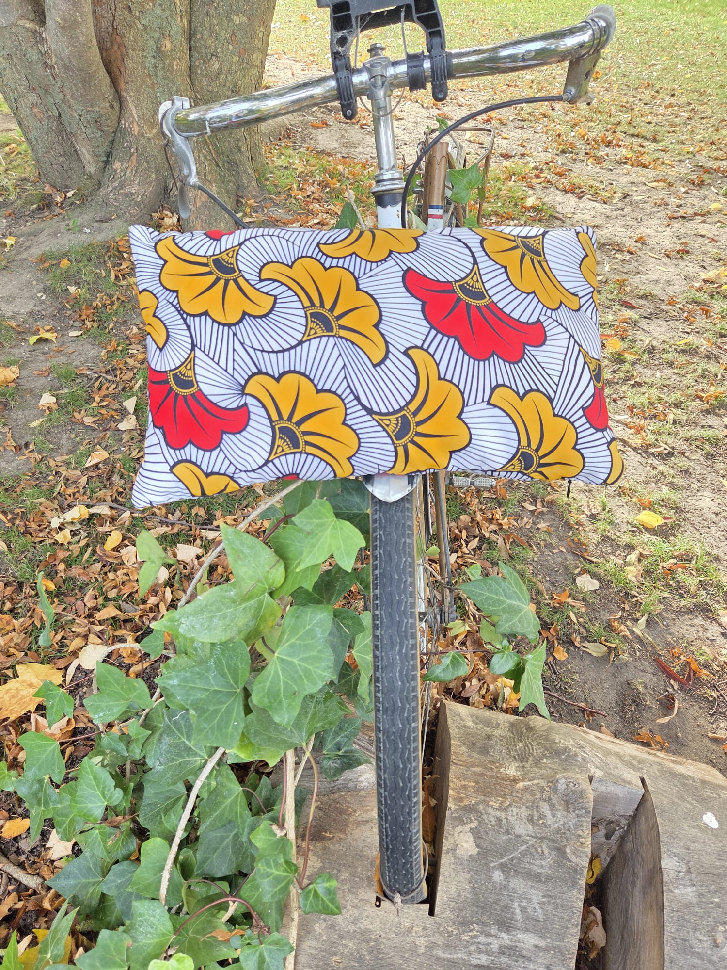 Coussin assorti au coffret RUBÉLYS, décoratif et moelleux en Wax fleuri pour chambre de bébé.