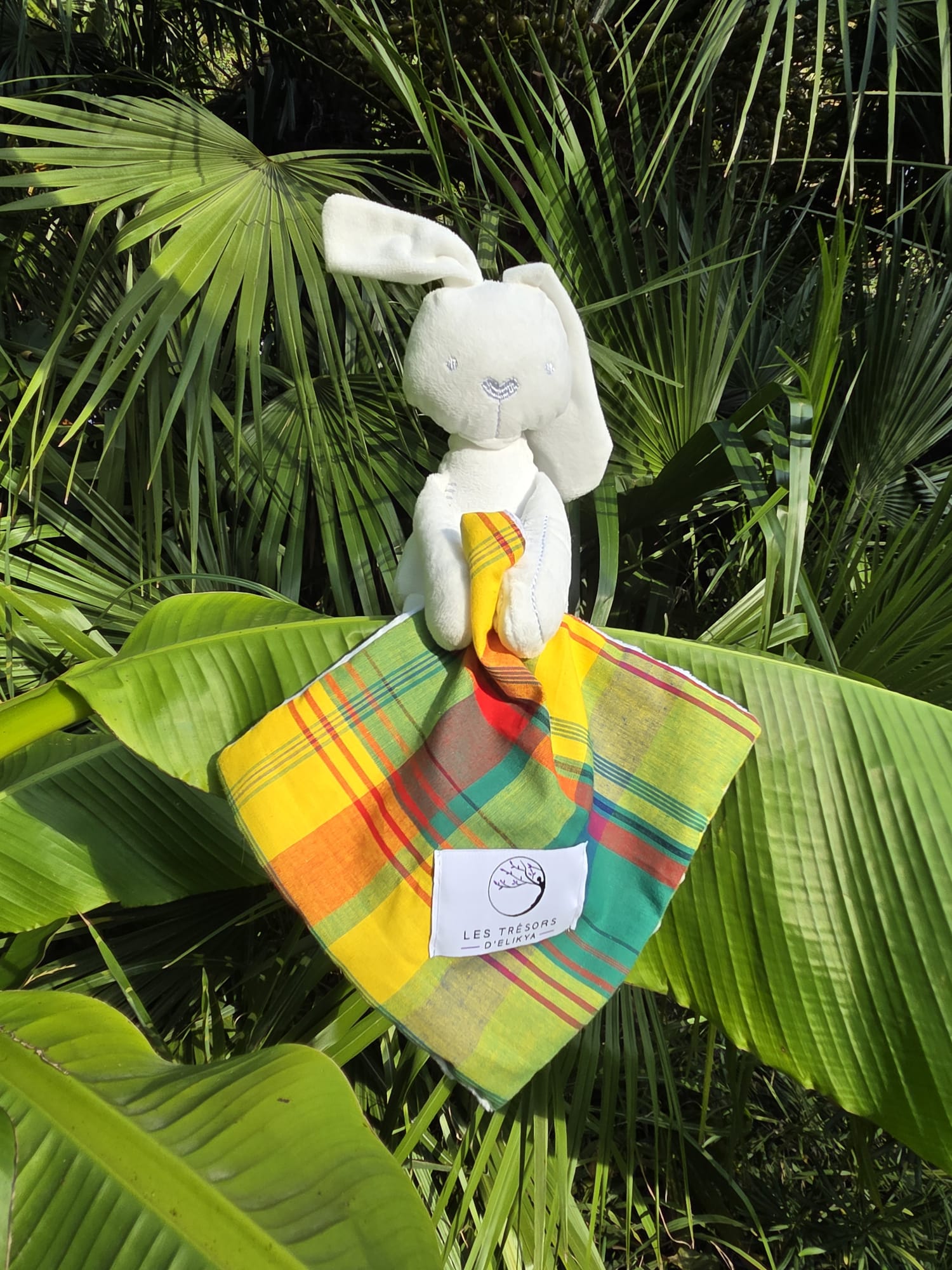 Doudou Bunny Madras du coffret cadeau d’éveil MADÉLYO, en tissu Minky et coton Madras, fait main pour bébé.