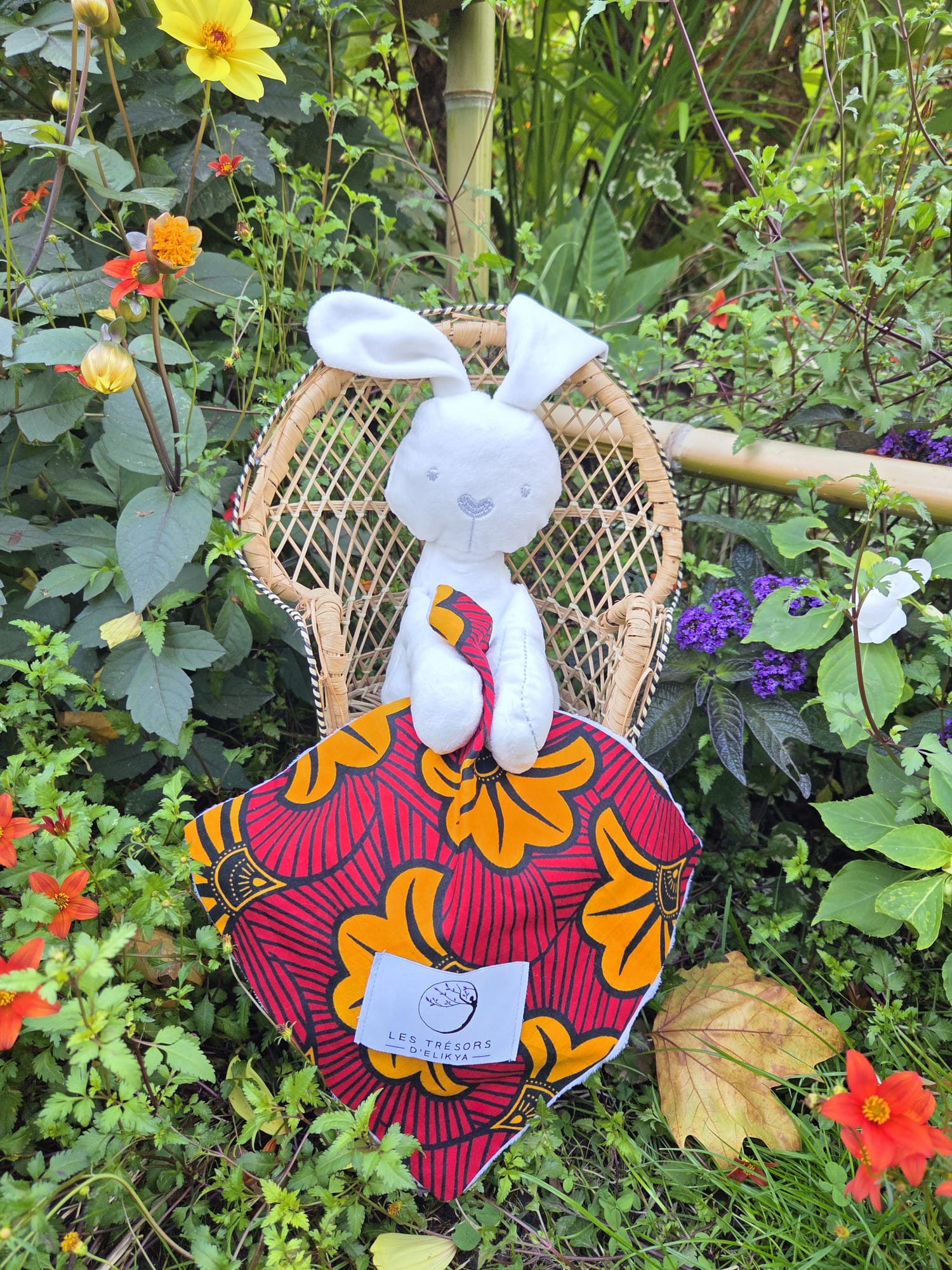 Doudou Bunny du coffret cadeau d’éveil SOLÉLYS, en tissu Minky et Wax lumineux.