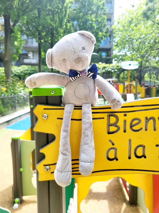 Ours en peluche Teddy Wax FLORÉLYS avec nœud papillon bleu et blanc en tissu Wax – création artisanale Les Trésors d’Elikya