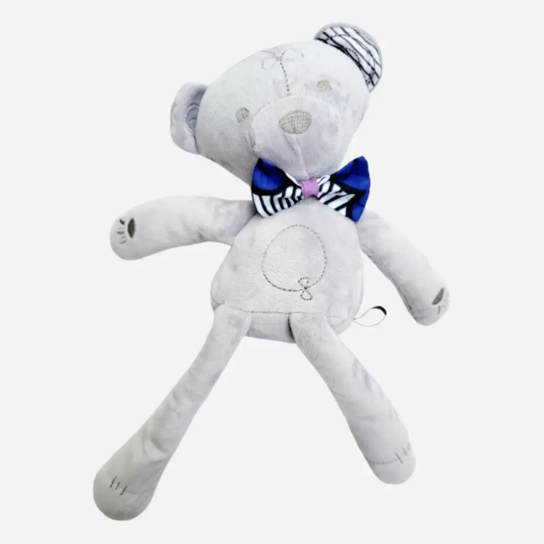 Doudou ours en peluche Teddy Wax FLORÉLYS vu de face, peluche bébé douce et élégante en coton avec nœud papillon Wax bleu et blanc