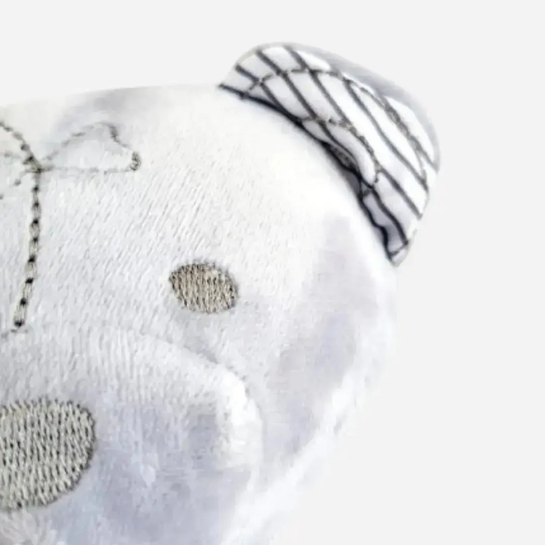 Gros plan sur le visage du doudou ours en peluche Teddy Wax gris, peluche artisanale douce et pleine de tendresse – Les Trésors d’Elikya