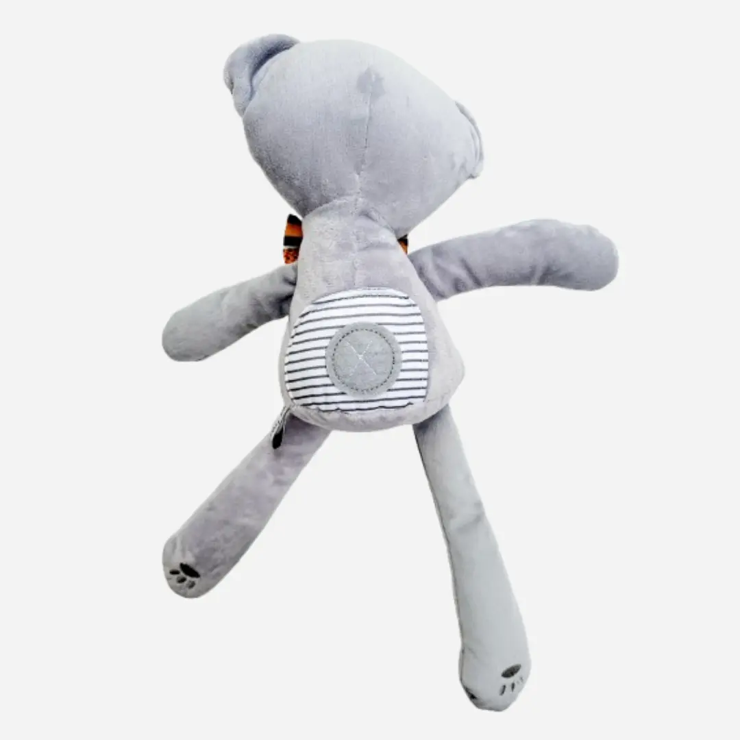 Vue de dos du doudou ours en peluche Teddy Wax KENZAO en coton gris, peluche artisanale douce et raffinée
