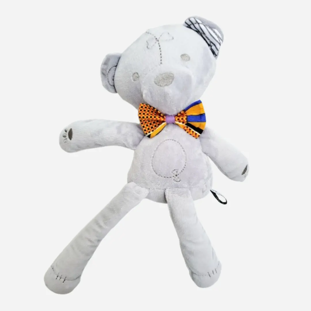Doudou ours en peluche Teddy Wax KENZAO vu de face, peluche bébé douce et élégante avec nœud papillon en tissu Wax Kente