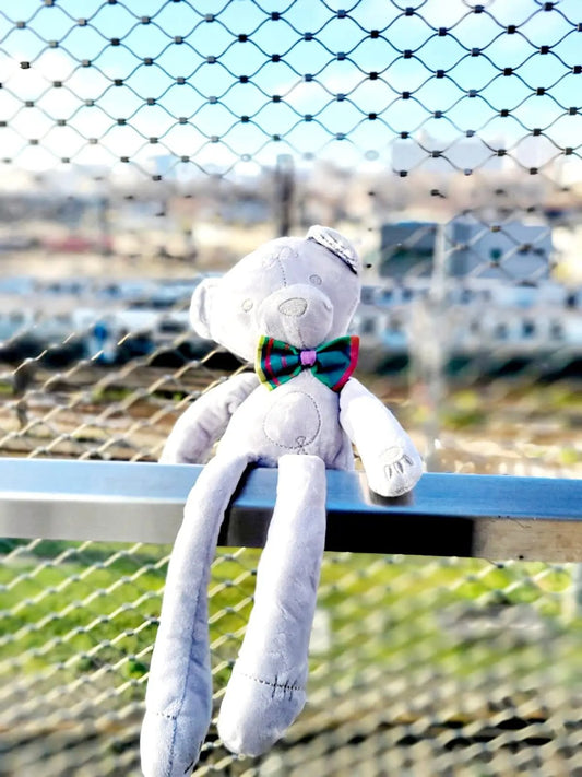 Ours en peluche Teddy Wax MADÉLYO avec nœud papillon multicolore en tissu Wax – création artisanale Les Trésors d’Elikya