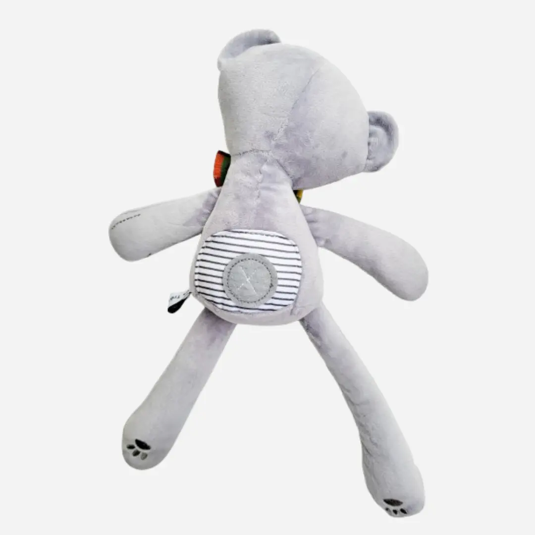 Vue de dos du doudou ours en peluche Teddy Wax MADÉLYO en coton gris, peluche artisanale douce et raffinée