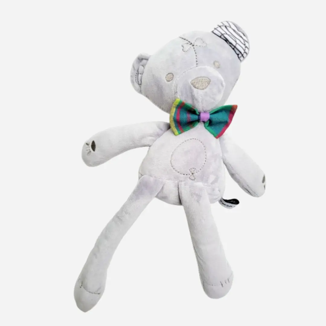 Doudou ours en peluche Teddy Wax MADÉLYO vu de face, peluche bébé douce et colorée avec nœud papillon en tissu Madras antillais