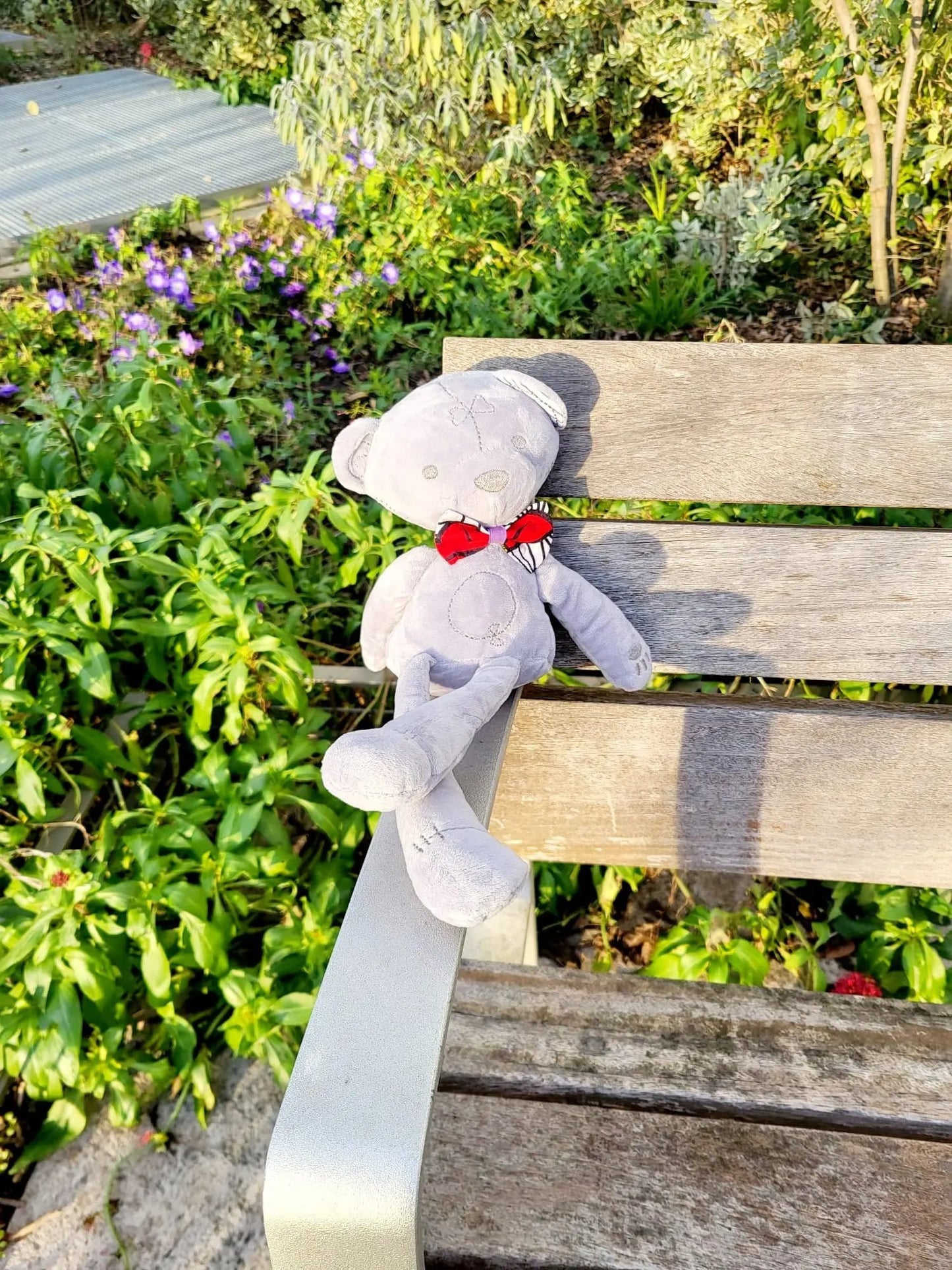 Ours en peluche Teddy Wax RUBÉLYS avec nœud papillon rouge en tissu Wax – création artisanale Les Trésors d’Elikya