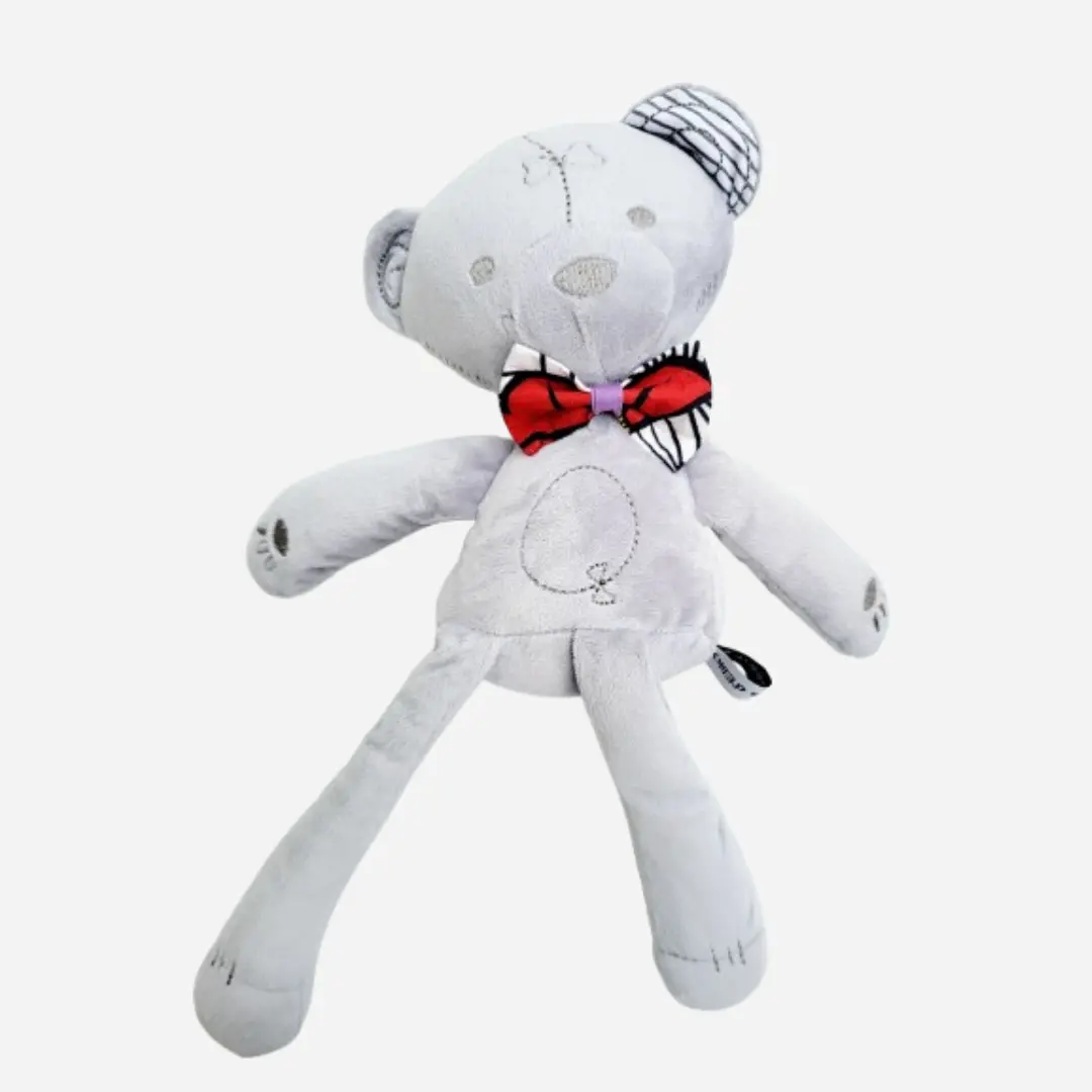Doudou ours en peluche Teddy Wax RUBÉLYS vu de face, peluche bébé douce et élégante avec nœud papillon en tissu Wax rouge et blanc
