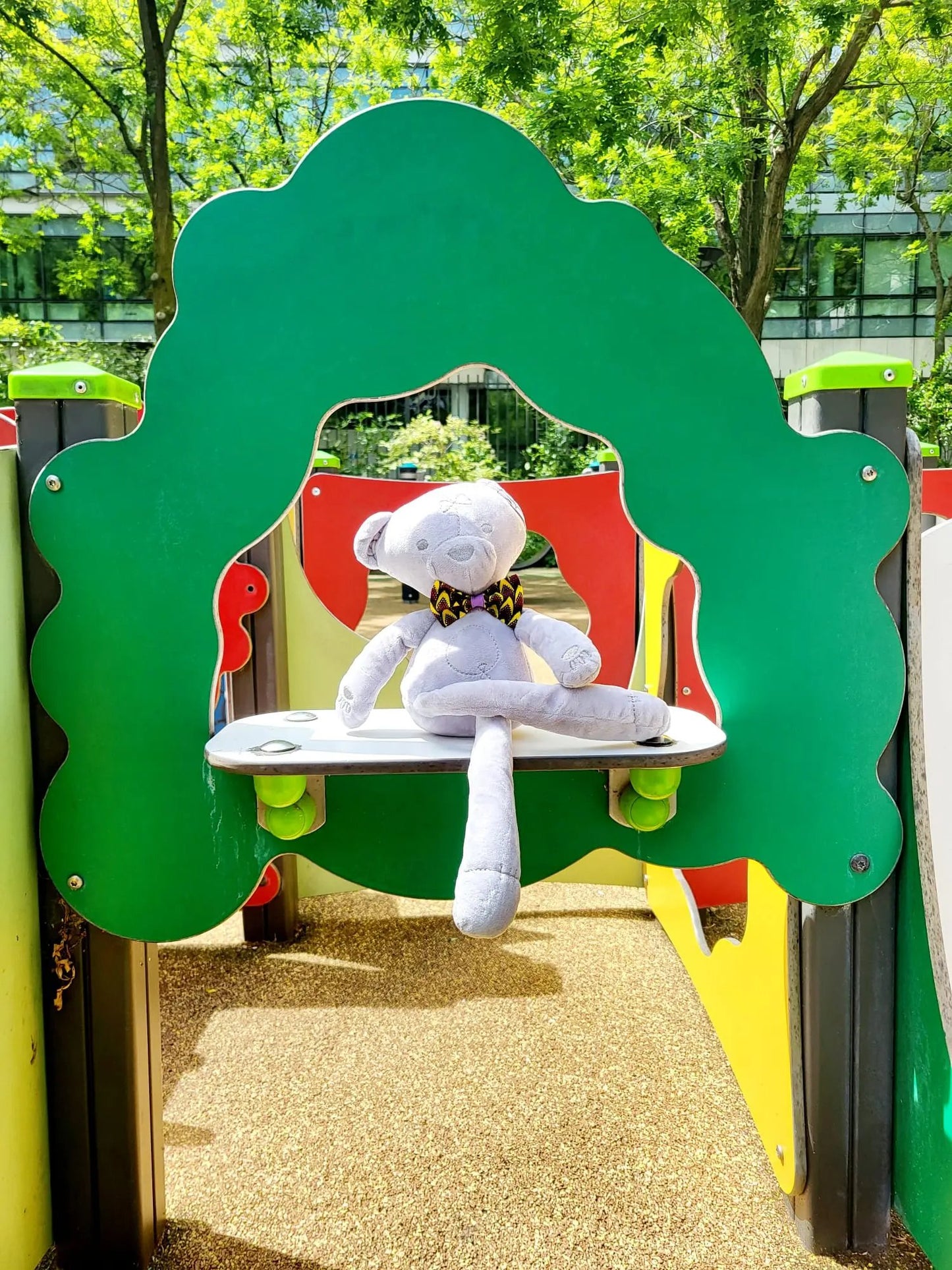 Ours en peluche Teddy Wax SANOHA avec nœud papillon vert et doré en tissu Wax – création artisanale Les Trésors d’Elikya