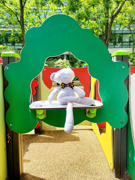 Ours en peluche Teddy Wax SANOHA avec nœud papillon vert et doré en tissu Wax – création artisanale Les Trésors d’Elikya