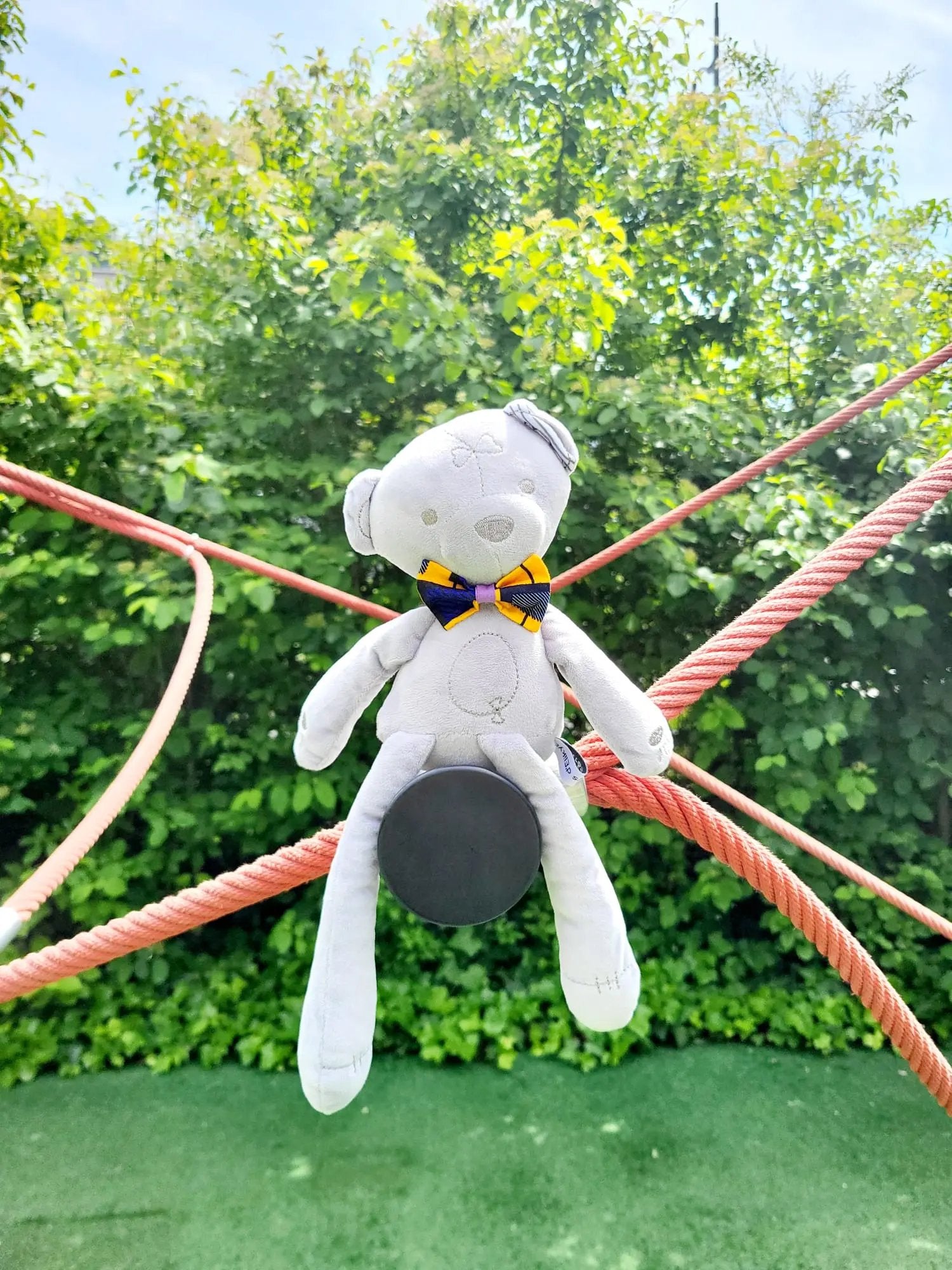 Ours en peluche Teddy Wax TÉORÉ avec nœud papillon jaune et bleu en tissu Wax – création artisanale Les Trésors d’Elikya