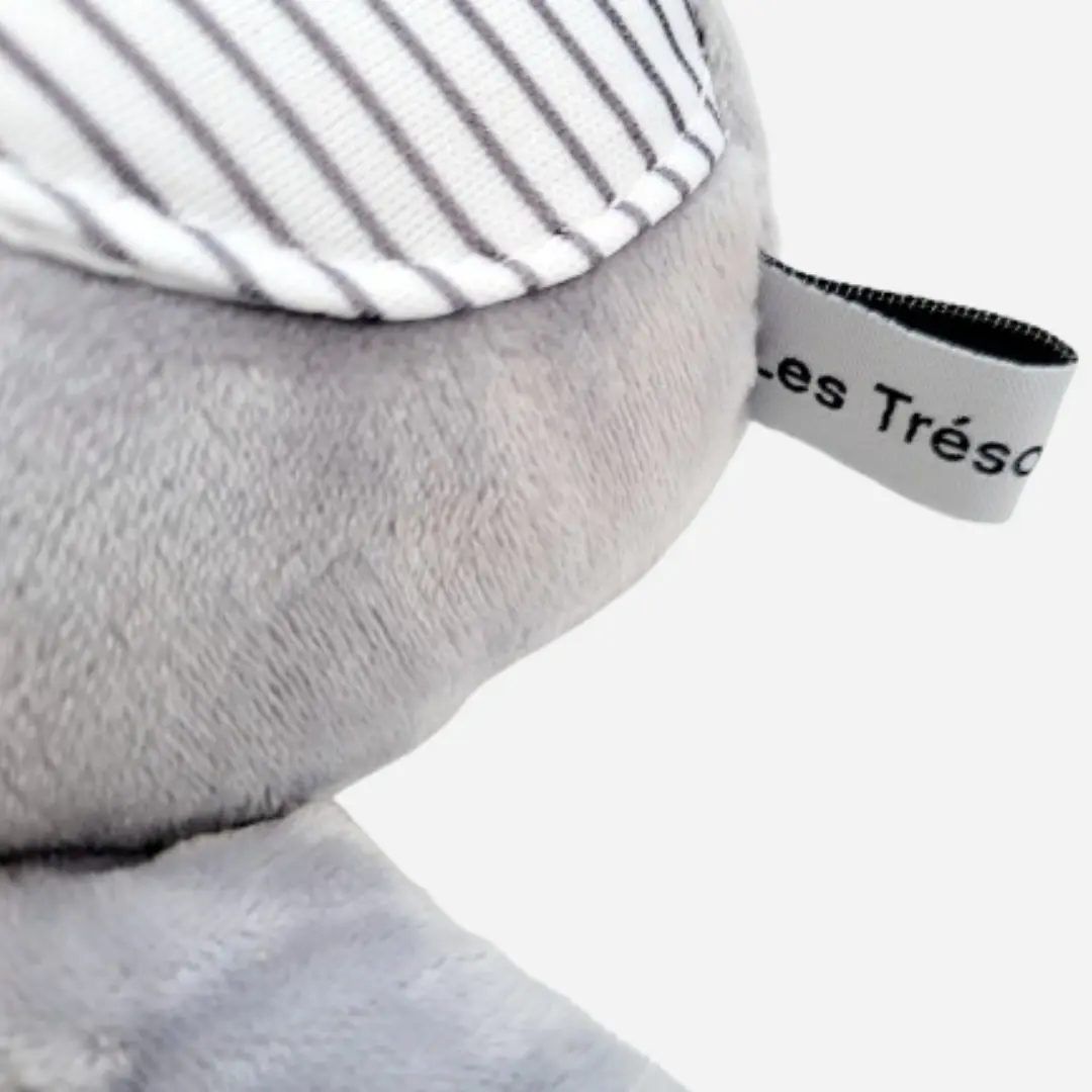 Étiquette Les Trésors d’Elikya sur le doudou ours en peluche Teddy Wax TÉORÉ, création artisanale éthique et pleine de douceur