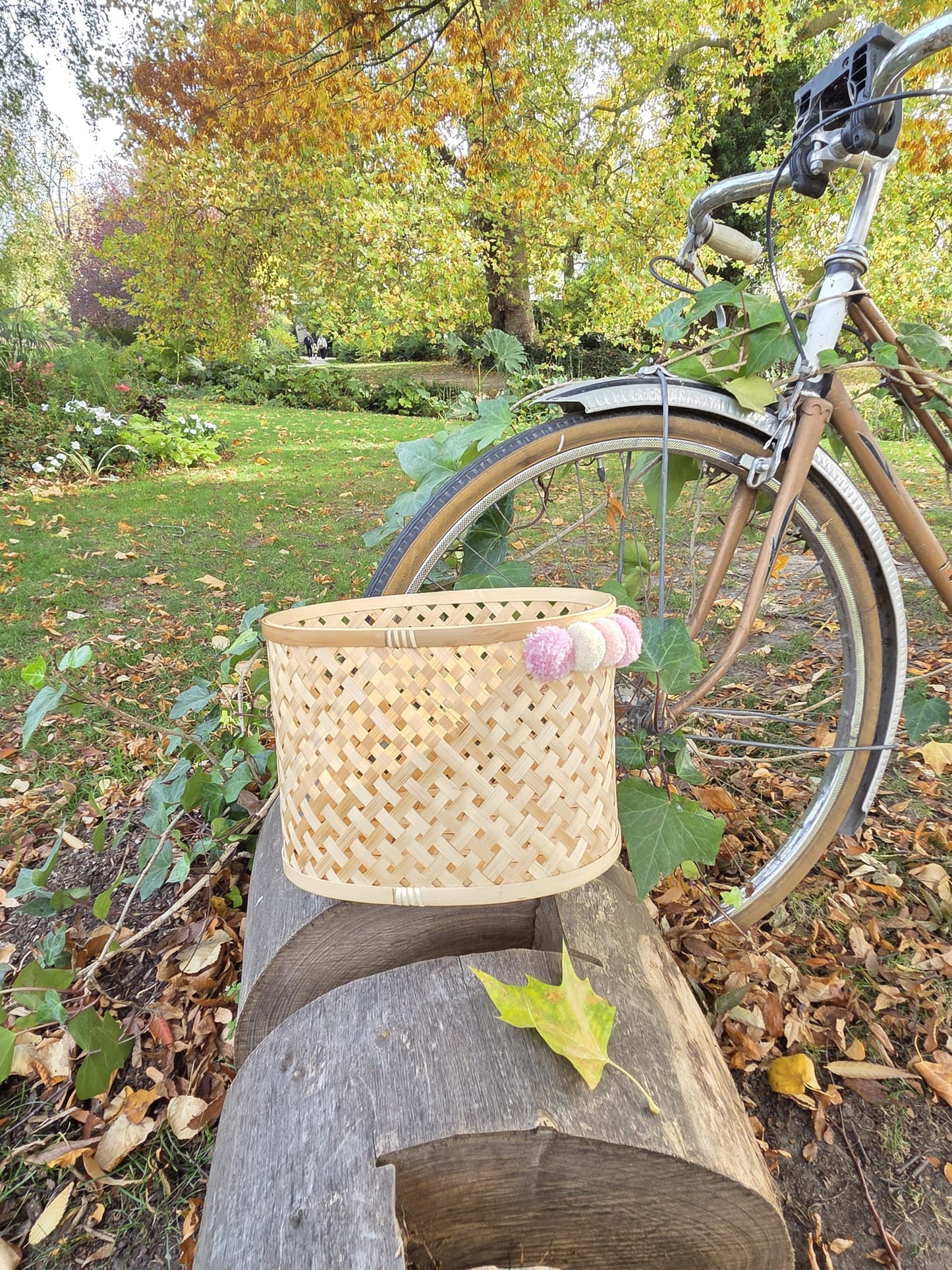 Panier en bambou tressé du coffret RUBÉLYS, léger et élégant pour ranger les affaires de bébé.