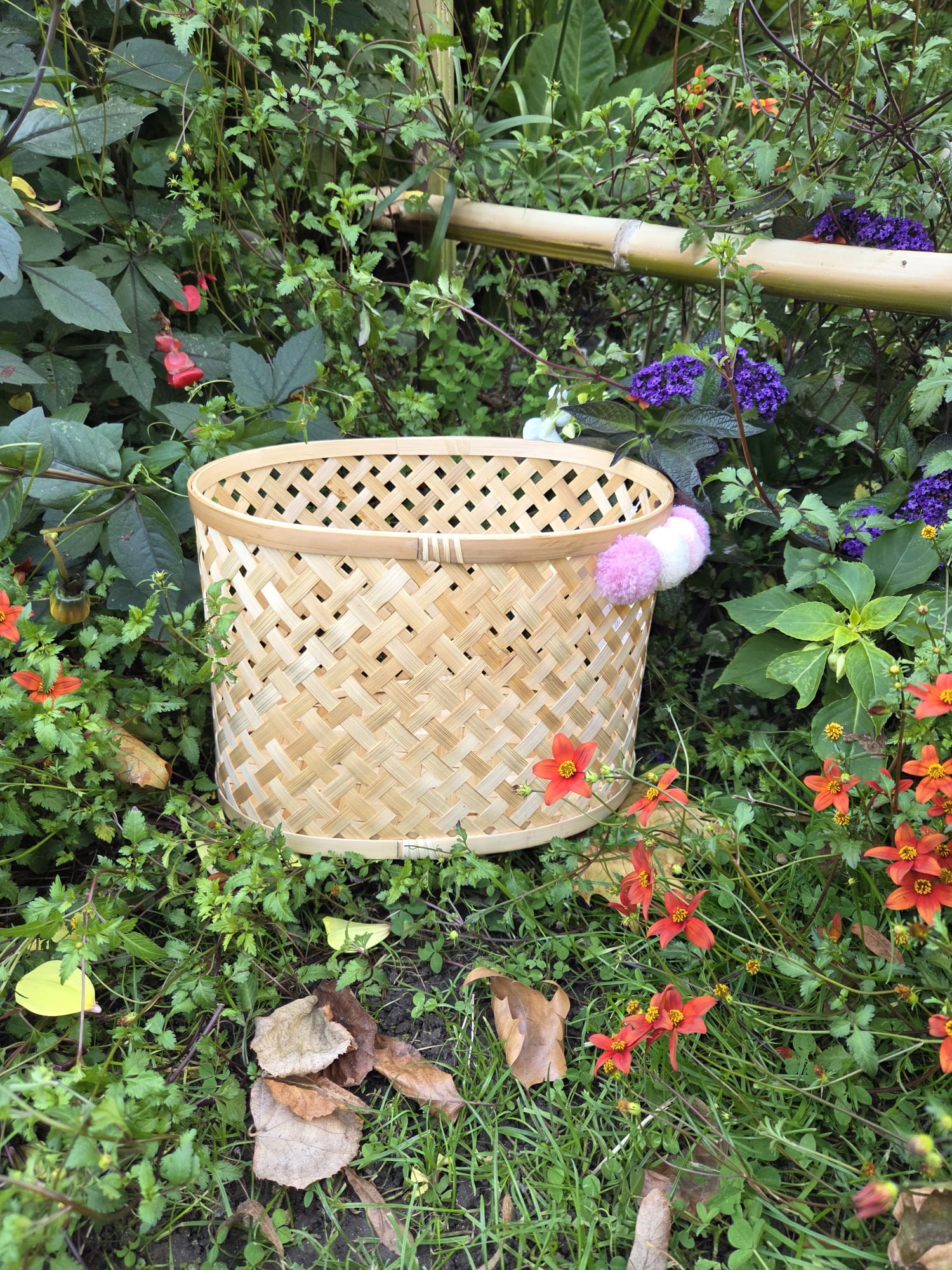 Panier en bambou tressé du coffret SOLÉLYS, pratique et élégant.