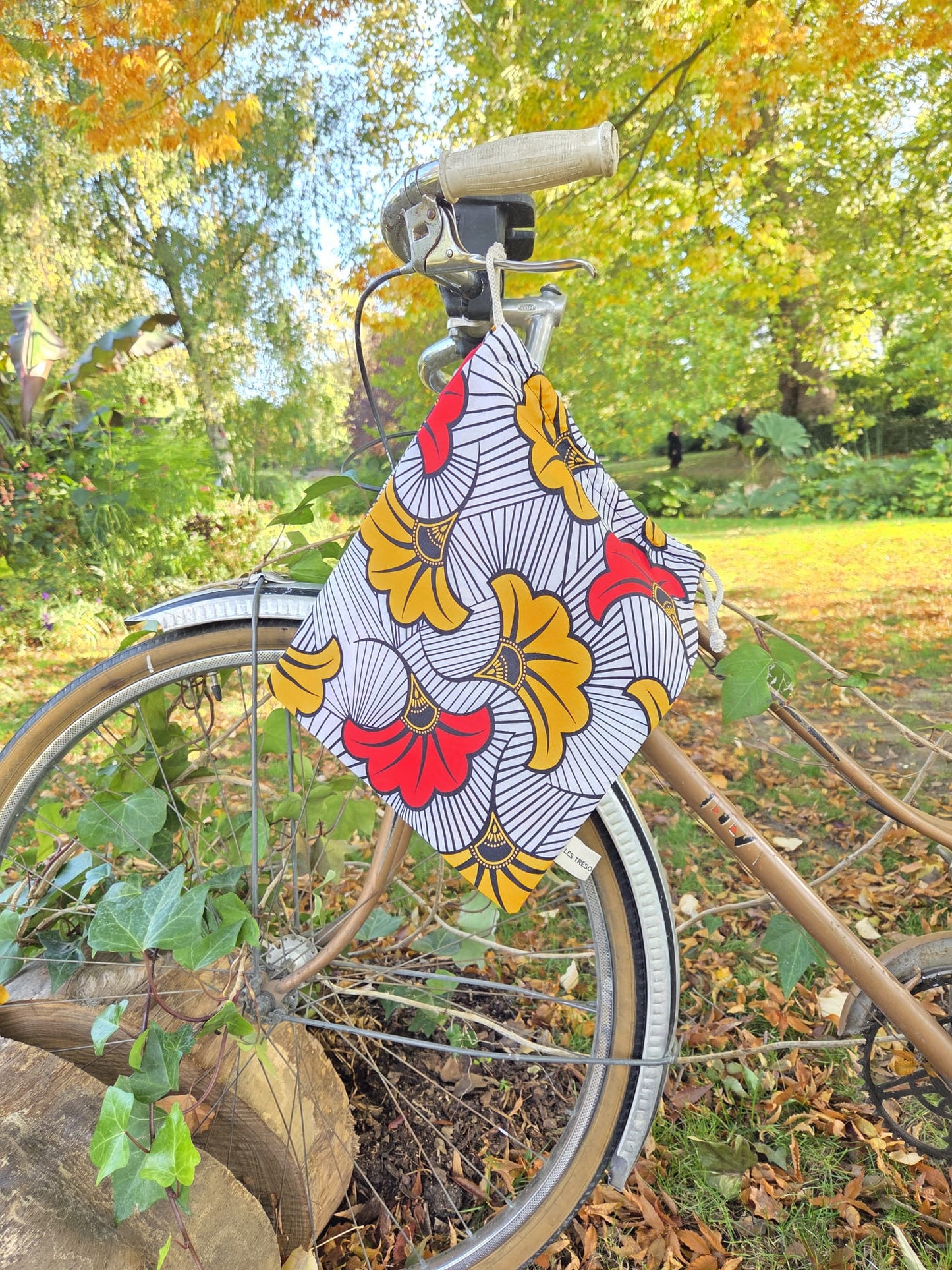 Pochette surprise du coffret RUBÉLYS en tissu Wax “Fleurs de mariage”, réutilisable.